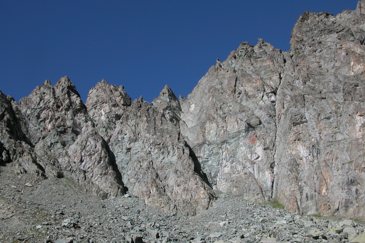 veduta delle montagne rocciose e del sentiero che porta al buco di viso.