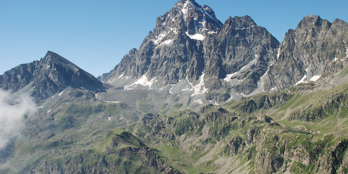 Vista sul Monviso dalla valle Po: cielo terso con qualche nuvola che sale da Nord, in foto a sinistra.