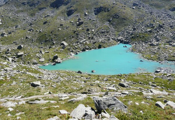 il lago chiaretto dal caratteristico colore verde lattiginoso tra le rocce e i pendii inerbiti