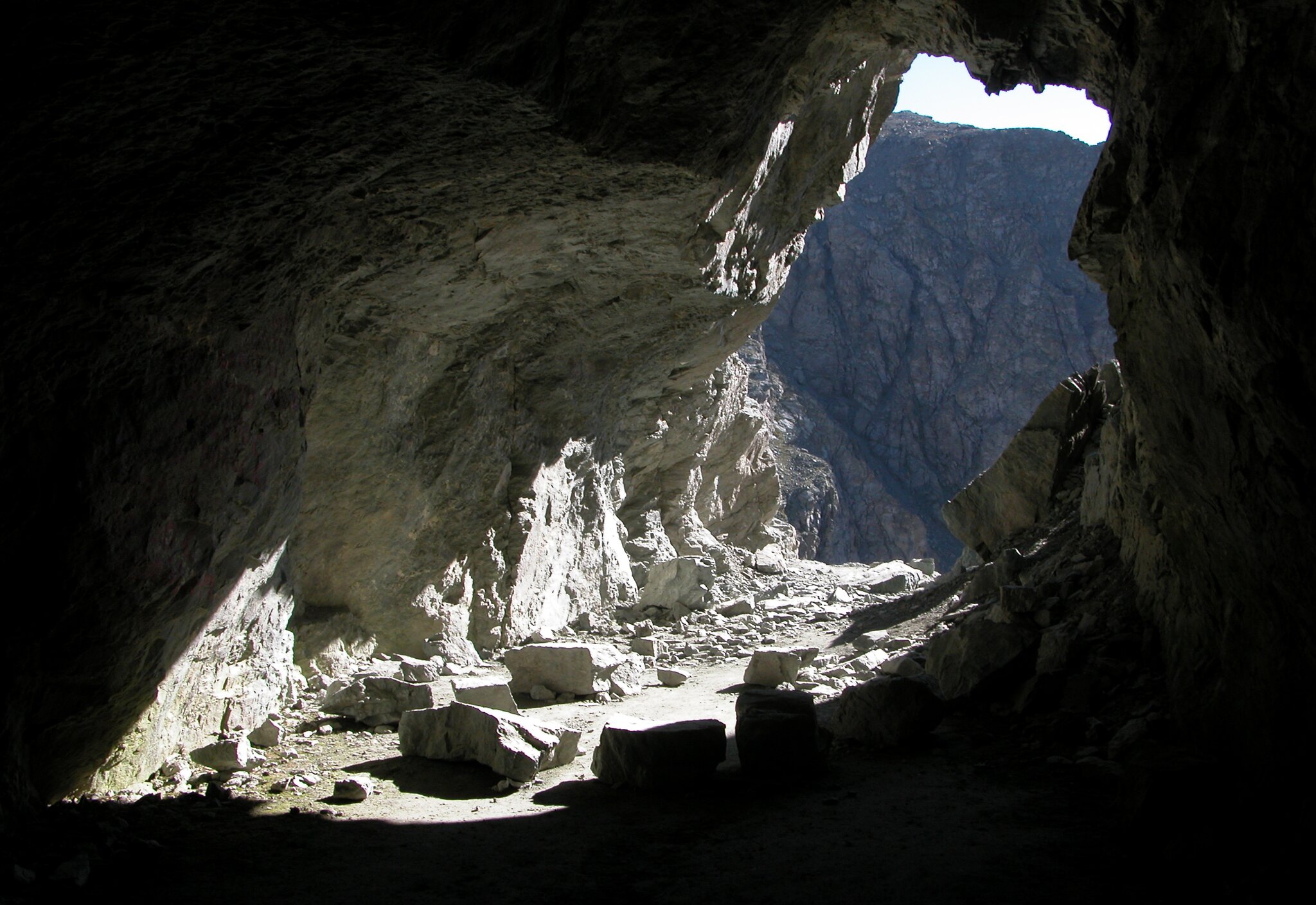 Immagine dall'interno del tunnel di Buco di Viso, all'esterno montagne
