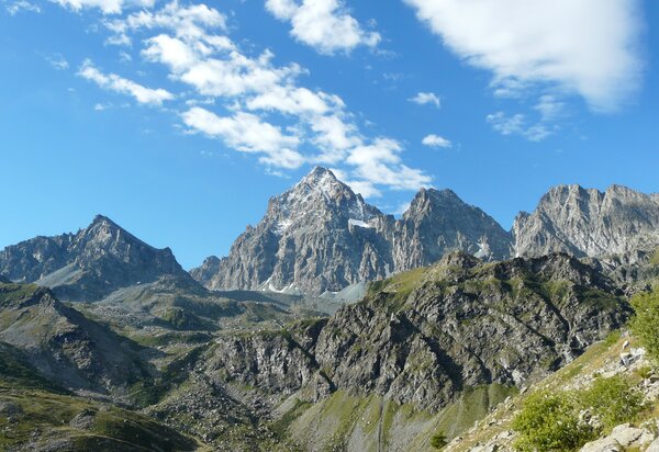Monviso con nuvole sulla punta, praterie alpine