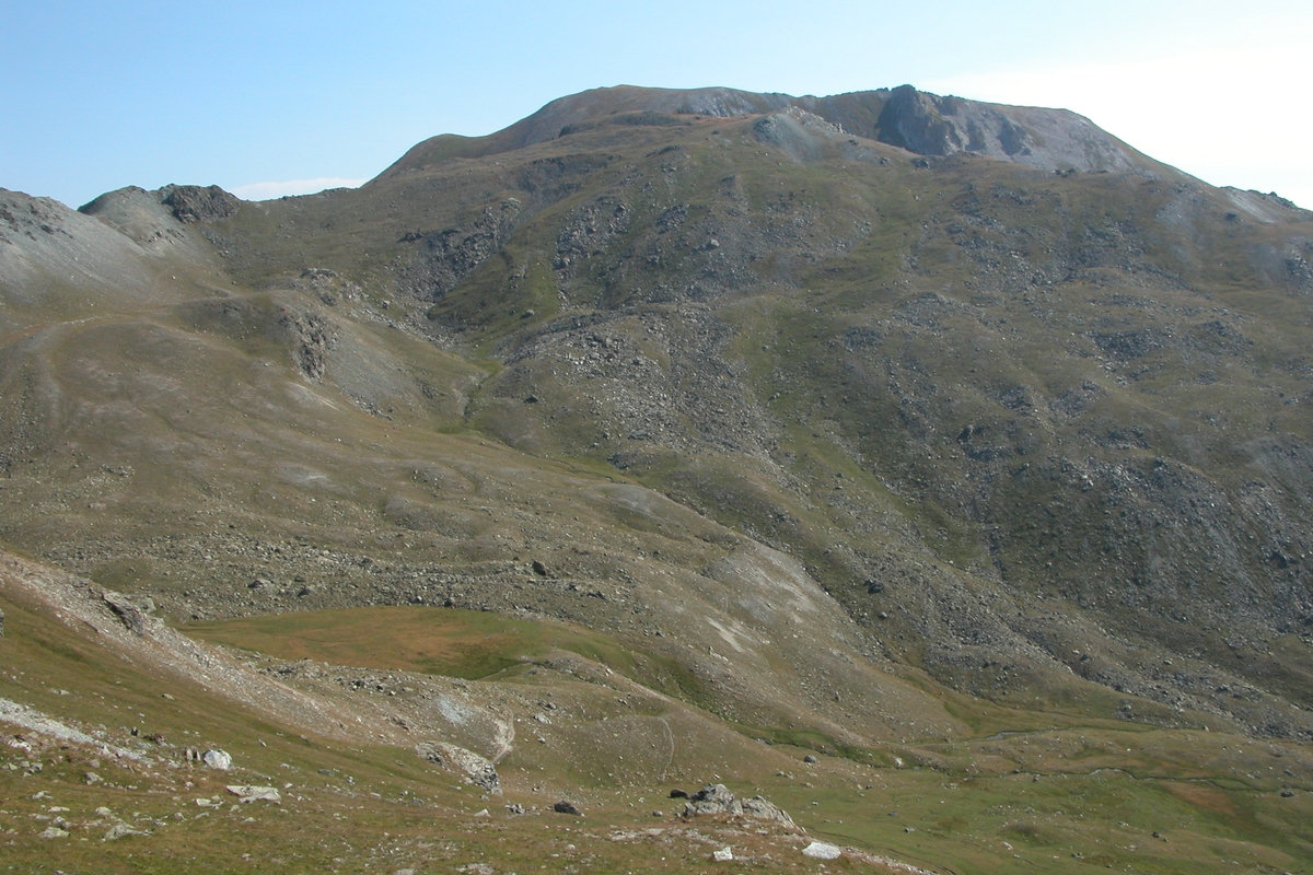 Colle montano con prati verdi