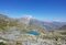 Lago da tipico colore turchese tra le rocce e le praterie alpine. cielo azzurro